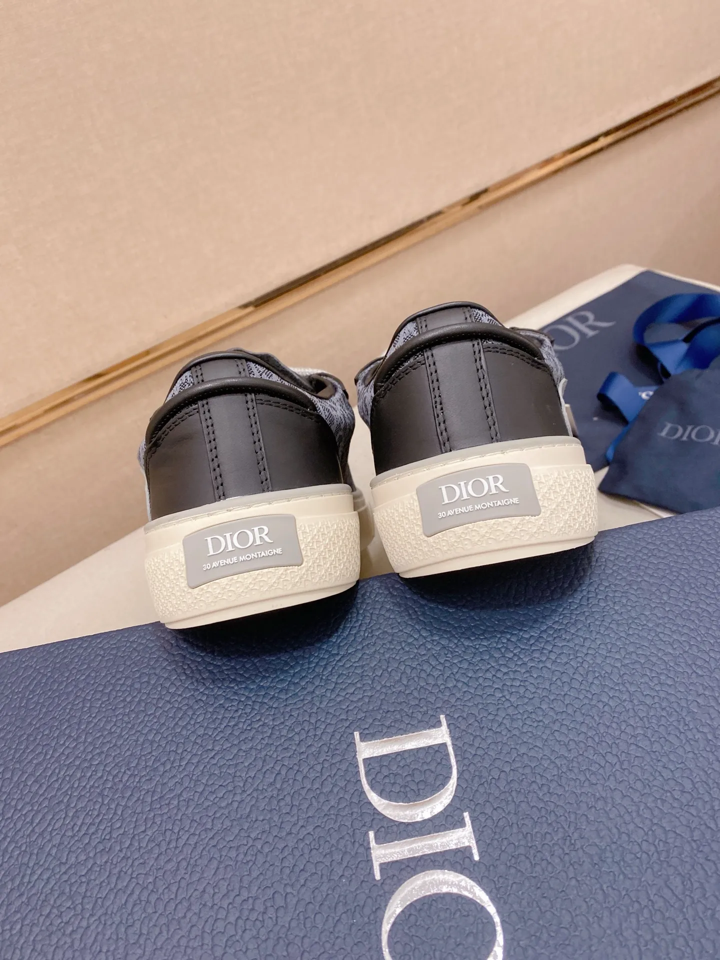 Factory price: 300 Men's shoes 💰[Dior·Dior] Top 🔍Couple style 💏🔍New casual sports style couple shoes, new four-season design, perfect workmanship, lace-up lazy style to create cabinet quality, upper: imported first-layer cowhide, sheepskin lining is soft and comfortable, ultra-light TPU wear-resistant outsole, simple, versatile fashion men's shoes, excellent color code number 35--44
